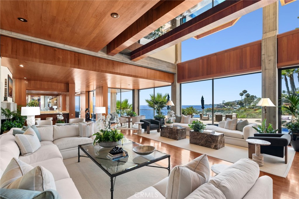 Great room with walls of glass facing the Pacific at 100 Rockledge Road, Laguna Beach Great room with walls of glass facing the Pacific at 100 Rockledge Road, Laguna Beach