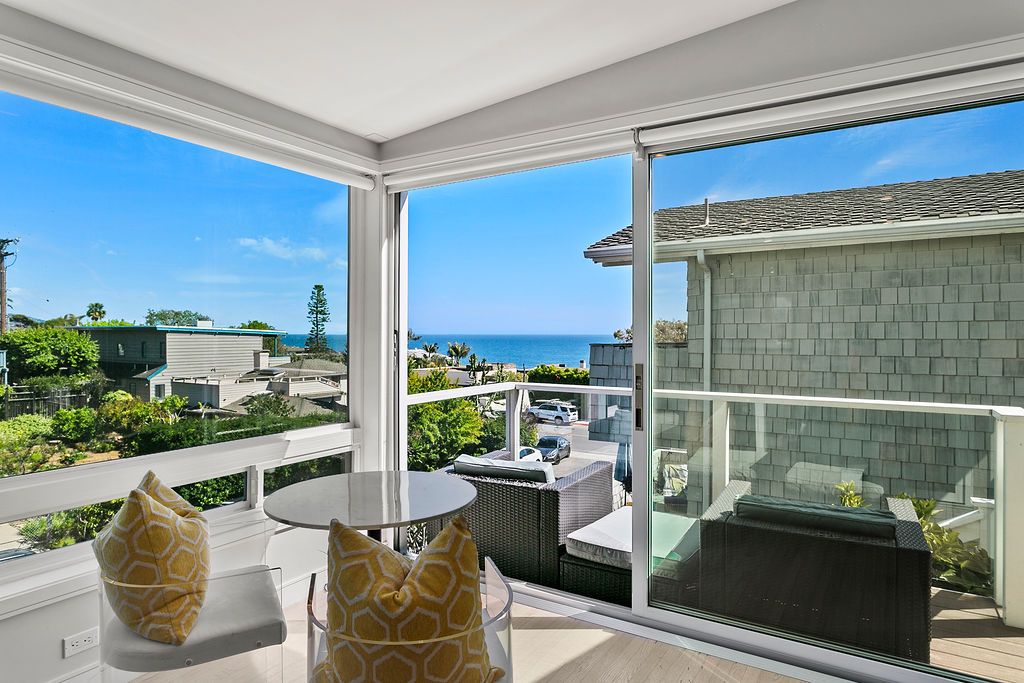 Corner windows framing the ocean at 166 Fairview St, Laguna Beach Corner windows framing the ocean at 166 Fairview St, Laguna Beach