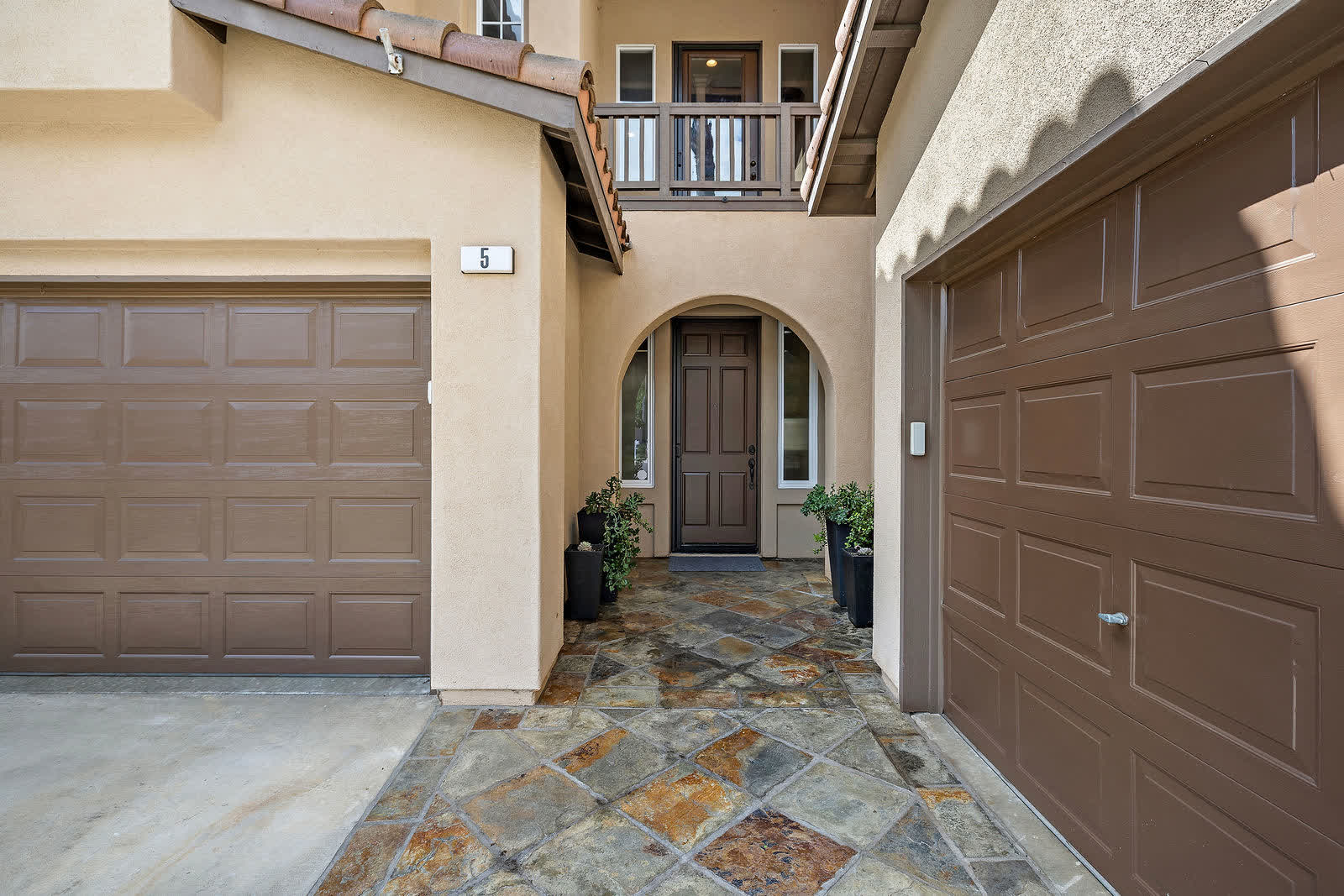 Front entry courtyard and flagstone walkway at 5 Lyon Ridge, Aliso Viejo