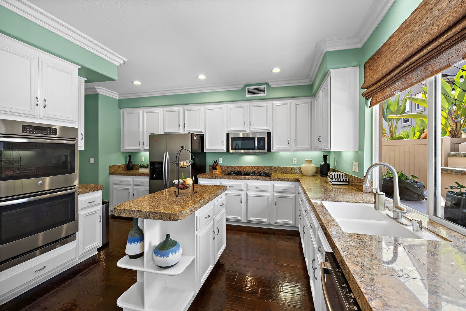 Kitchen with a double oven and walk-in pantry at 5 Lyon Ridge, Aliso Viejo