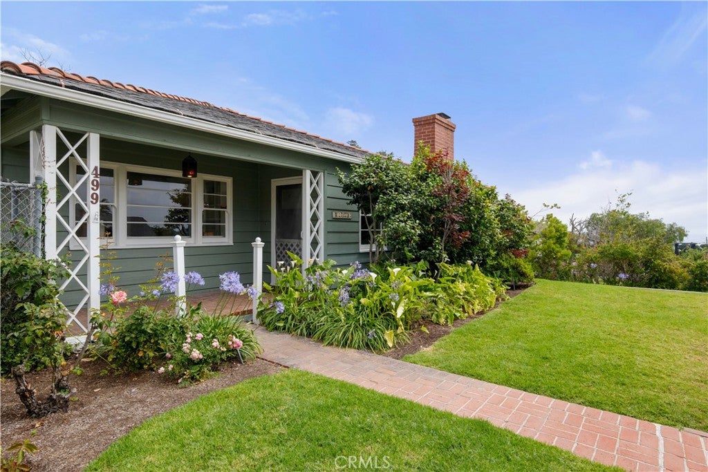 Front lawn and brick walkway to the cottage at 499 Legion, Laguna Beach Front lawn and brick walkway to the cottage at 499 Legion, Laguna Beach