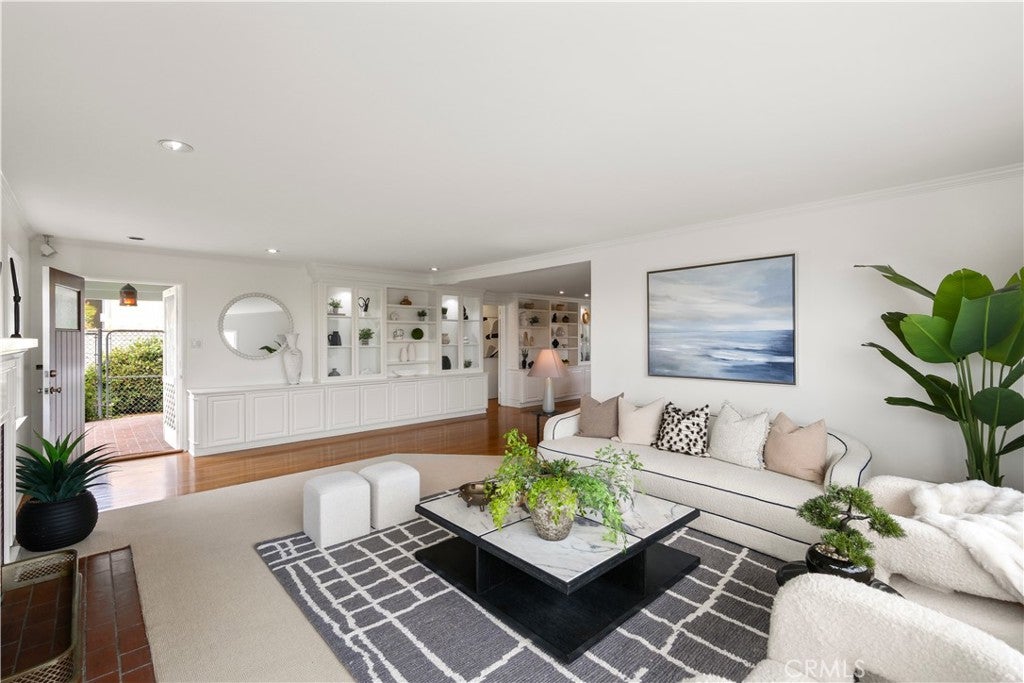 Living room toward the built-in shelving at 499 Legion, Laguna Beach Living room toward the built-in shelving at 499 Legion, Laguna Beach