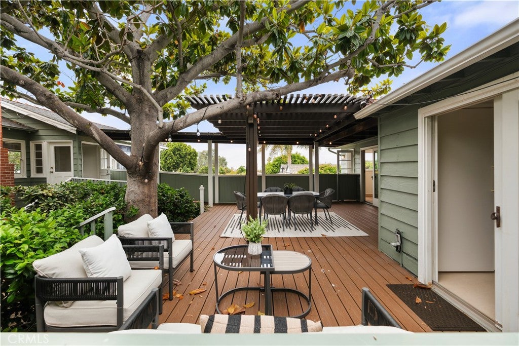 Deck seating beneath the magnolia canopy at 499 Legion, Laguna Beach Deck seating beneath the magnolia canopy at 499 Legion, Laguna Beach